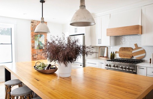 Ohio City House | The Chatham Manor | Chef's Kitchen | Hot Tub | 4BR 2.5 Baths | 10 Guests