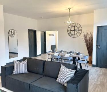 Matlock Bath Apartment | The Chatsworth Sleeps 6 King Size Beds