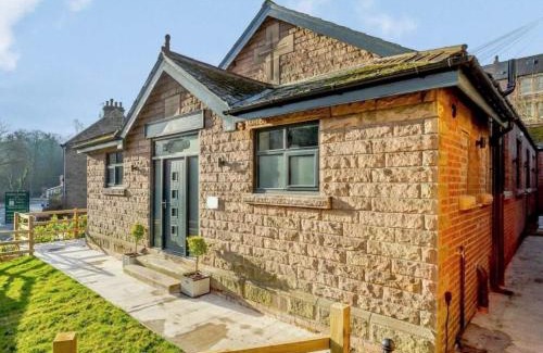 Matlock Bath Apartment | The Chatsworth Sleeps 6 King Size Beds