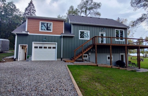 Horton House | The Cheerful Lake House at Crane Cove