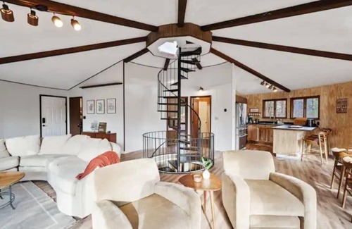 Basye Cabin | The Chestnut, 10 guests, near Lake Laura