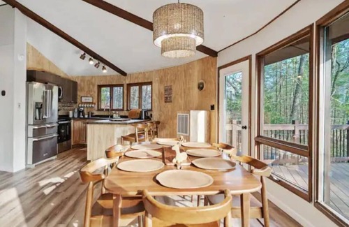 Basye Cabin | The Chestnut, 10 guests, near Lake Laura