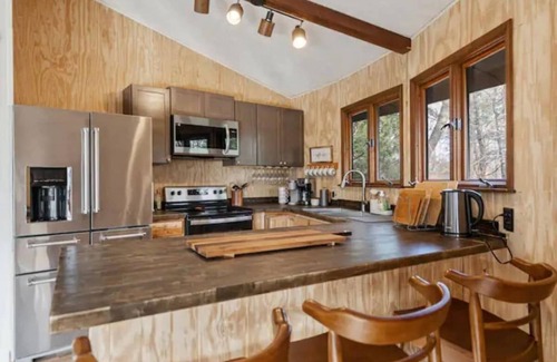 Basye Cabin | The Chestnut, 10 guests, near Lake Laura