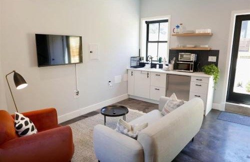 Shaw House | The Chic Carriage house in Shaw Sleeps 2