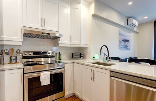 Plateau Mont Royal House | The Chic Condo in Plateau ♫ AC & Amazing Location