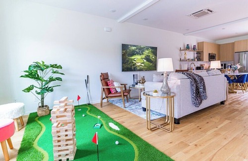 Highland Park House | The Chic Escape | Mini Golf | Luxe Hot Tub | Games