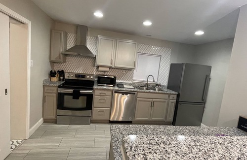 Mobile House | The Chic Getaway: 2BD/1BA Q Beds w/Smart TVs