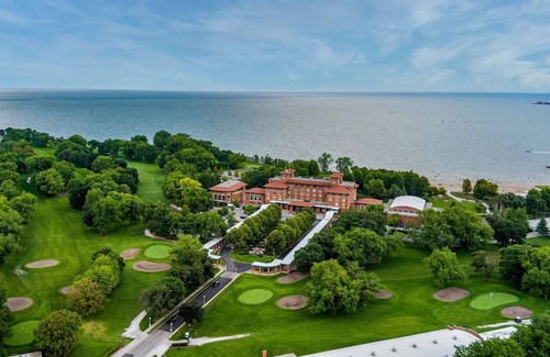 South Shore Condo | The Chic Urban Oasis Near the Lake!