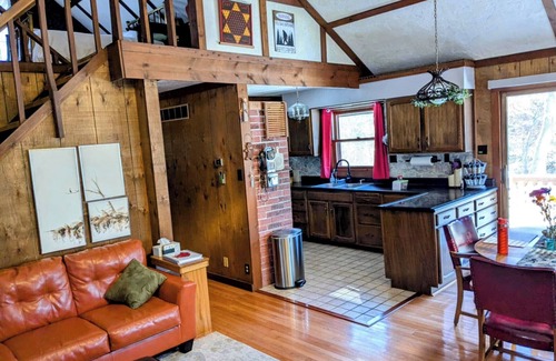 Ashland Ski Chalet | The Chirpy Chalet Cozy & Private Great WiFi No Chores! No Cleaning Fees!