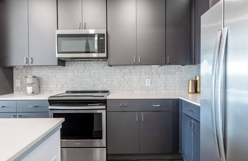 Texas Medical Center Apartment | The Chloe: Retreat With Work Space and Gym+ Pool + Parking