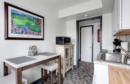 St. Matthews House | The Chuckwick House - Sleeps 10 in Beds