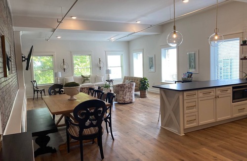 West Main Historic District Apartment | The Churchill@The 713! Large stylish suite on the Bourbon Trail, sleeps 12!
