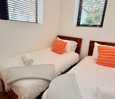 Saint Paul's Apartment | The City Nest - Sleeps 7 - Free Off Street Parking