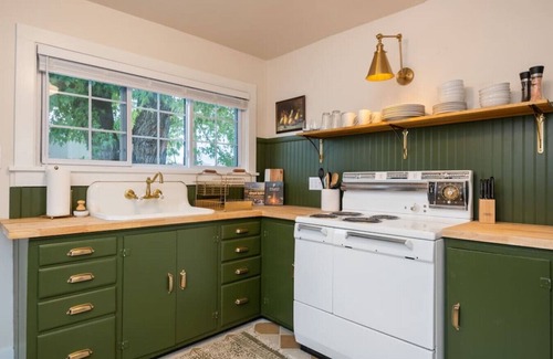 Rose Park Apartment | The Clark Fork Cottage Downtown Missoula, Mid Century/Spacious