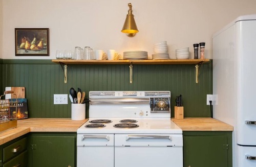 Rose Park Apartment | The Clark Fork Cottage Downtown Missoula, Mid Century/Spacious