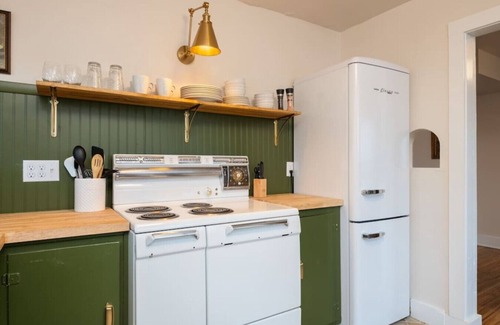 Rose Park Apartment | The Clark Fork Cottage Downtown Missoula, Mid Century/Spacious