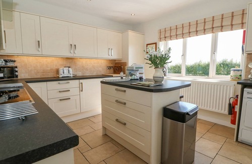 Witney Cottage | THE CLEALINGS, pet friendly, with open fire in Witney