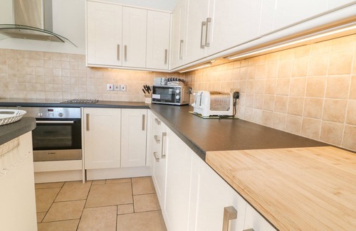 Witney Cottage | THE CLEALINGS, pet friendly, with open fire in Witney