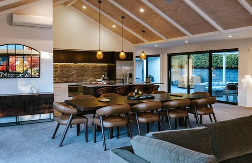Wanaka House | The Clearview House | Lake View | Sleeps 9
