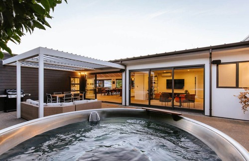 Wanaka House | The Clearview House | Lake View | Sleeps 9
