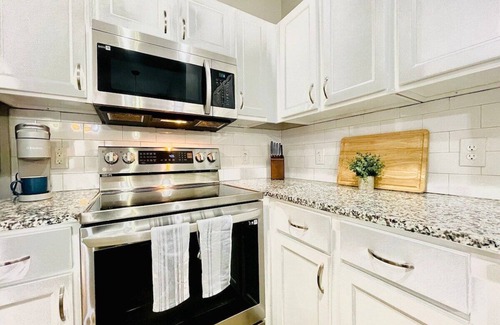 Oxford House | The Cleveland, 2BR Modern Condo by VelvetDitchVillas