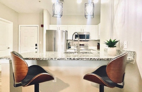 Oxford House | The Cleveland, 2BR Modern Condo by VelvetDitchVillas