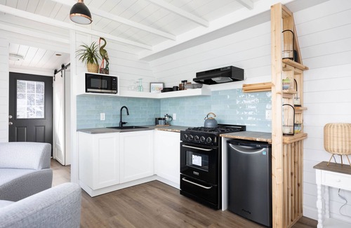 Bauline East House | The Cliff Hanger with Hot tub and Ocean views