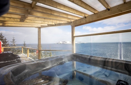 Bauline East House | The Cliff Hanger with Hot tub and Ocean views