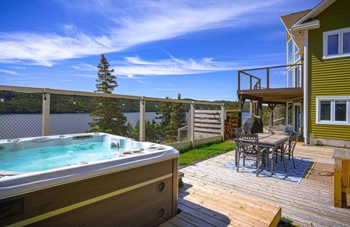 Placentia Ski Chalet | The Cliff House-Luxury Chalet with Hottub