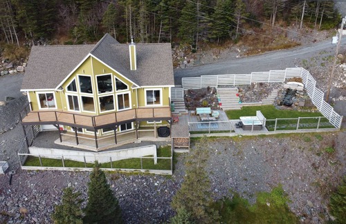 Placentia Ski Chalet | The Cliff House-Luxury Chalet with Hottub