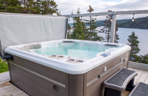 Placentia Ski Chalet | The Cliff House-Luxury Chalet with Hottub