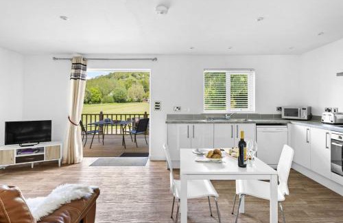 Somerton Ski Chalet | The Clover Lodge, Red Lake Farm Nr Glastonbury