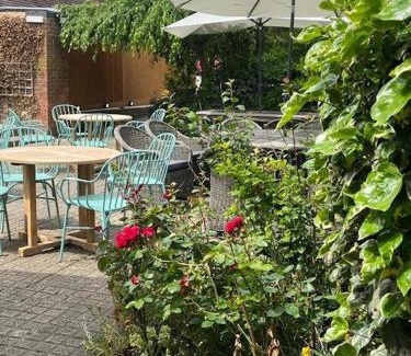 Cuddesdon Hotel | The Coach and Horses