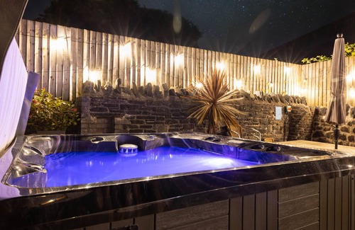 Pyle Apartment | The Coach House 4 bed, 4 bathroom cottage