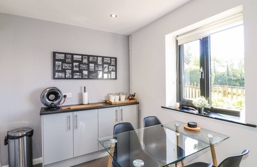 Calwich Cottage | THE COACH HOUSE, BANK TOP FARM, with hot tub in Ashbourne