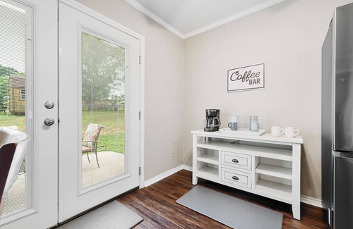 Barling House | The Coach House-Cozy 3BR in Town