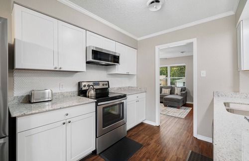 Barling House | The Coach House-Cozy 3BR in Town