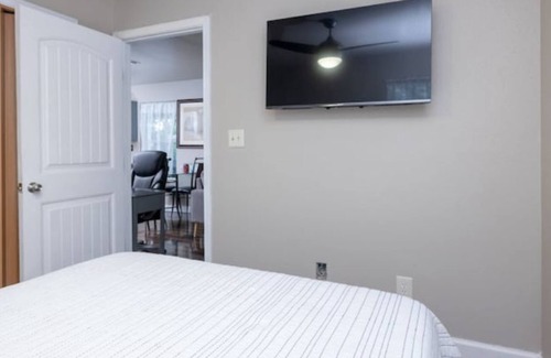 Fort Worth House | The Coach House Hideaway-5 min walk to Lake Worth!