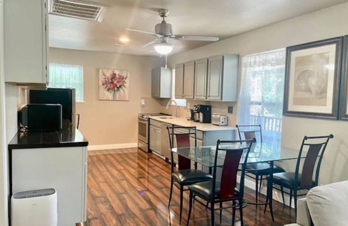 Fort Worth House | The Coach House Hideaway-5 min walk to Lake Worth!
