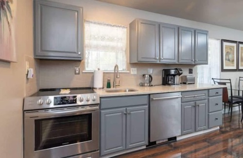 Fort Worth House | The Coach House Hideaway-5 min walk to Lake Worth!