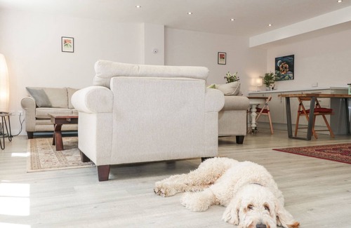 Castle Cary Cottage | THE COACH HOUSE, pet friendly, with a garden in Castle Cary