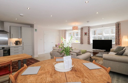 Castle Cary Cottage | THE COACH HOUSE, pet friendly, with a garden in Castle Cary