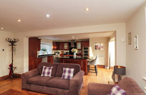 East Ayton Cottage | THE COACH HOUSE, pet friendly, with hot tub in East Ayton