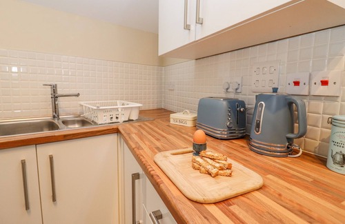 Cheltenham Cottage | THE COACH HOUSE, romantic, character holiday cottage in Cheltenham