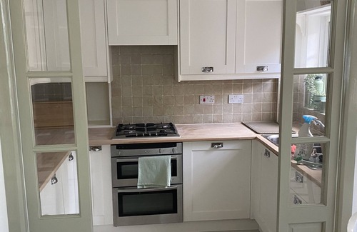 South Norwood House | The Coach House, Three Bedrooms, Off Street Parking, Beautiful Views