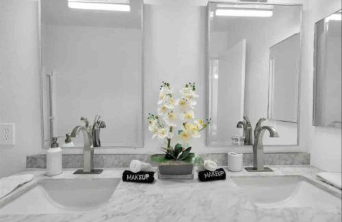 Coachella House | The Coachella Gem weekly discounts
