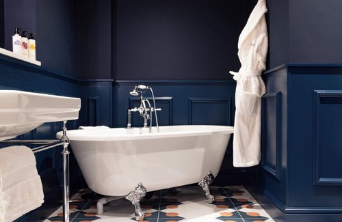 Newbury Hotel | The Coat and Bear