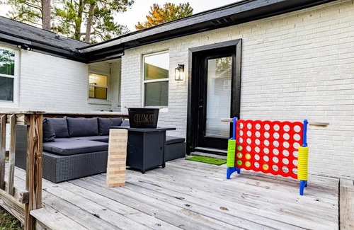 Columbia House | The Cola White House (Sleeps 16, Large Backyard, 7 minutes to Downtown)