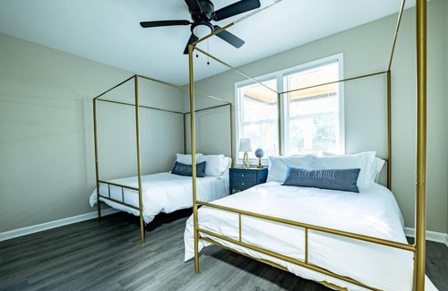 Columbia House | The Cola White House (Sleeps 16, Large Backyard, 7 minutes to Downtown)