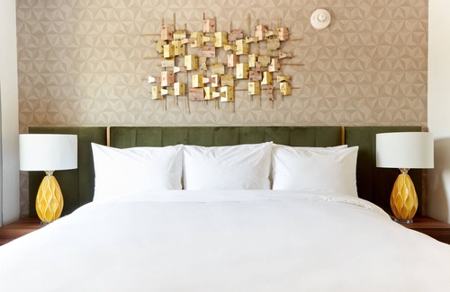 Little Tuscany Apartment | The Cole powered by Sonder | King Room